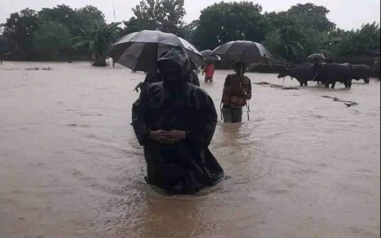 राप्तीको बाढीले तीन सयभन्दा बढी घर डुबायो