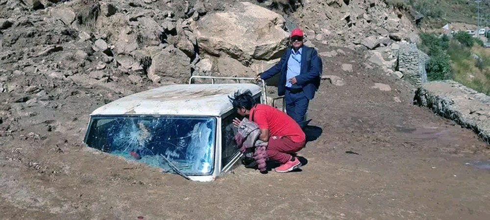 अविरल वर्षापछि फसेको गाडी