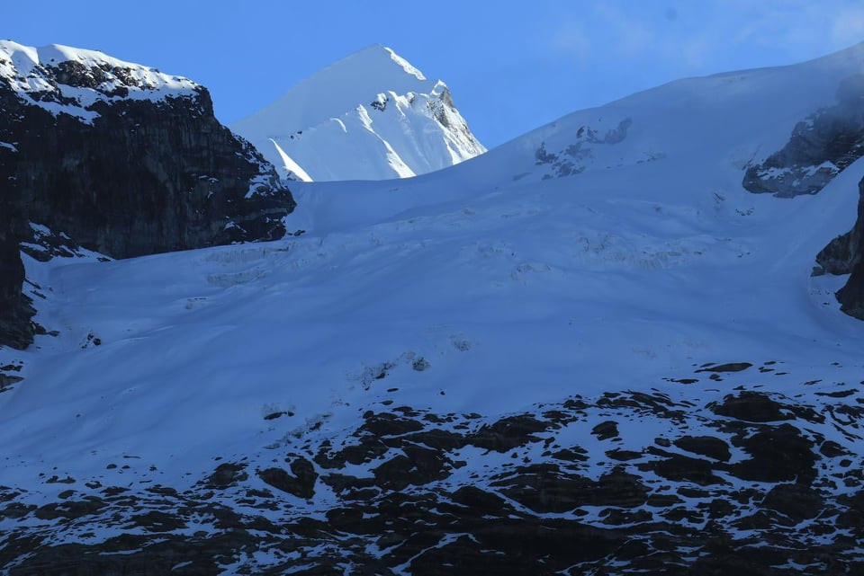पहिलोपटक गाङछेँपो हिमालको आरोहण हुँदै, प्याराक्लाइम्बिङ टोलीका विश्व च्याम्पियनसमेत सहभागी