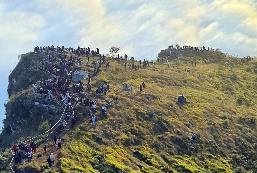 बढ्न थाल्यो मानुङकोटमा चहलपहल, सूर्योदय र कुहिरोको आनन्द