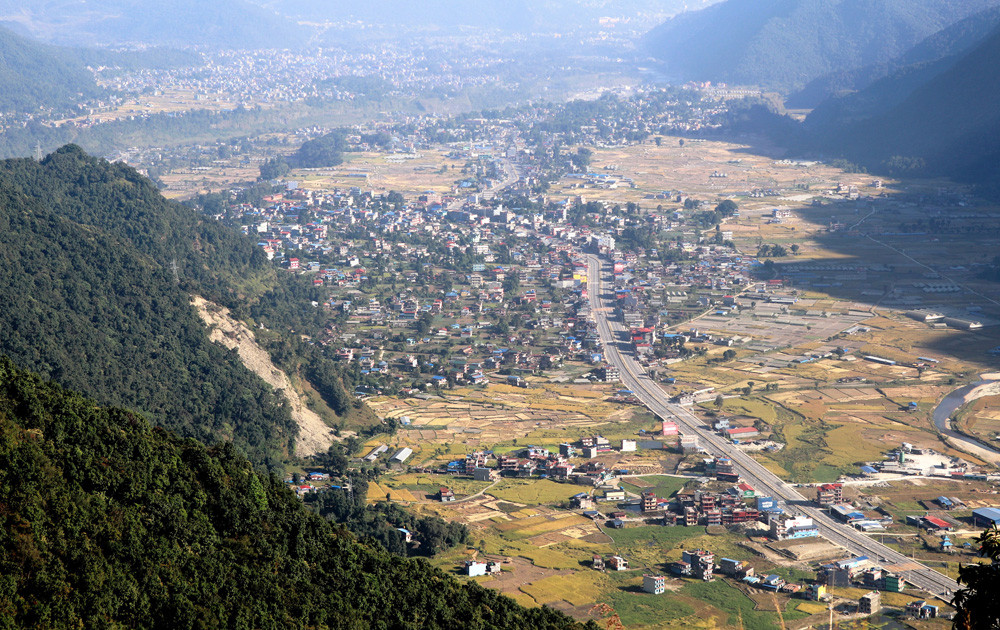 हेम्जा बजार बीचमा मध्यपहाडी राजमार्ग