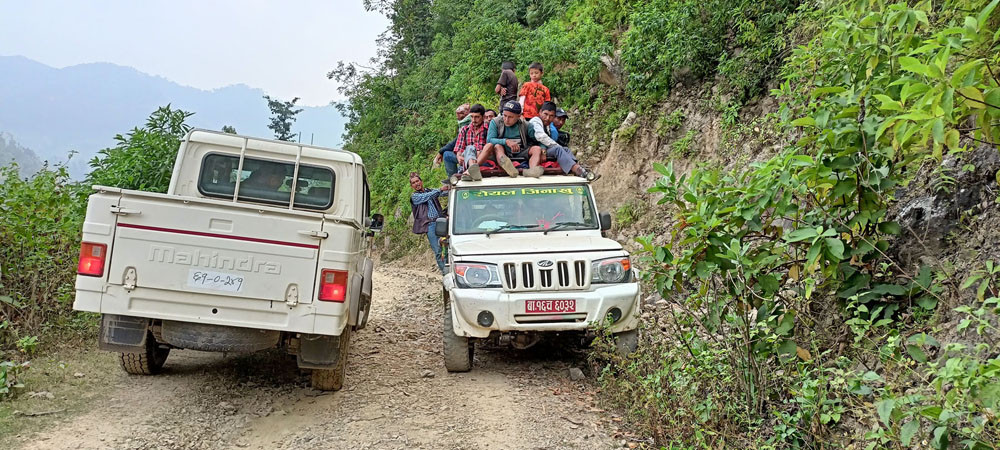 ग्रामीण सडकमा जोखिमपूर्ण यात्रा