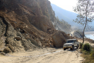 बालुवा र गिट्टीको अभावमा मालढुंगा-बेनी सडक निर्माण ठप्प, तर क्रसर उद्योगमा थुप्रिएको छ पर्याप्त सामग्री