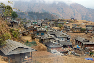 सुविधा पुग्दैछ गाउँ, तर रोकिएन बसाइँसराइ