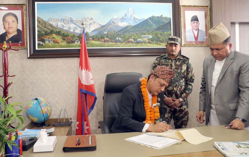 इजीलिंकले हटायो आफ्नो  वेवपेजबाट सीईओ रहेका श्रममन्त्री अर्यालको पद र फोटो, म्यानपावरको वेवसाइट भने हेर्न नमिल्ने बनाइयो