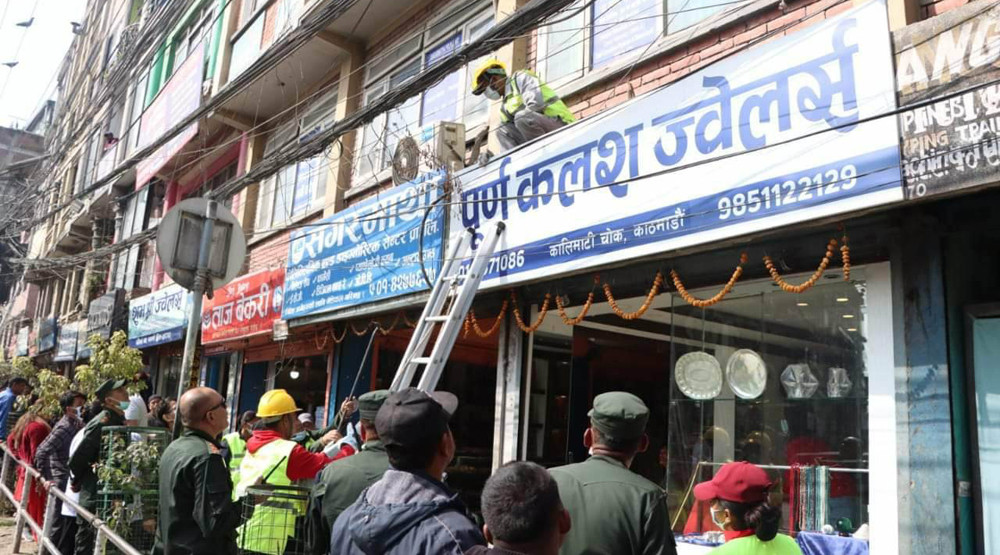 काठमाडौं महानगरले हटायो मापदण्ड विपरीतका ९ हजार बोर्ड
