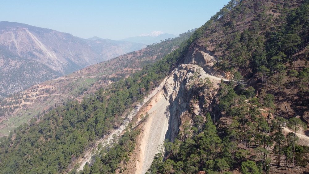 मध्यपहाडी लोकमार्ग : १२ वर्षदेखि काटिँदैछ एउटै भिर, कामको जिम्मा लिएका निर्माण व्यवसायी आरोप प्रत्यारोपमा