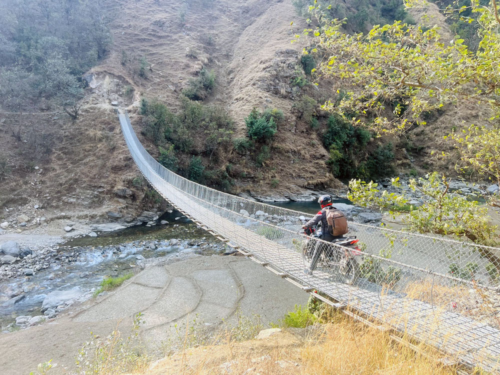 झोलुङ्गे पुलबाट मोटरसाइकलमा