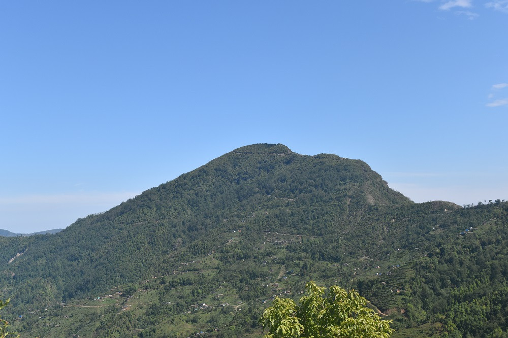पर्यटक पर्खिरहेको हाँडीकोट
