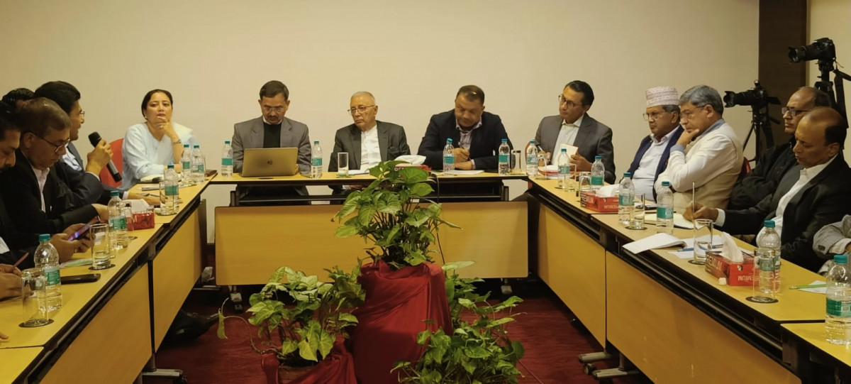 स्वर्णिम वाग्लेलाई साथमा राखेर शेखर कोइराला र गगन थापाले गरे निजी क्षेत्रसँग छलफल