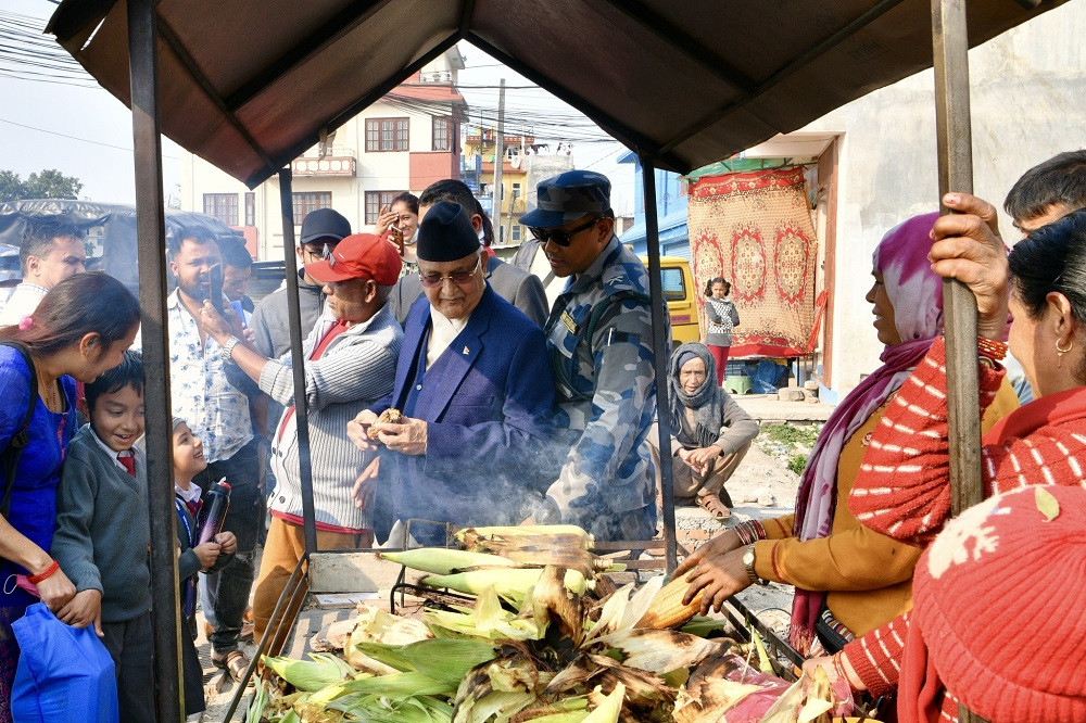 फुटपाथमा पोलेको मकै खाँदै एमाले अध्यक्ष ओली