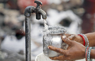 बाँकेको रझेना गाउँमा खानेपानीको गुणस्तर जाँच गरिँदै