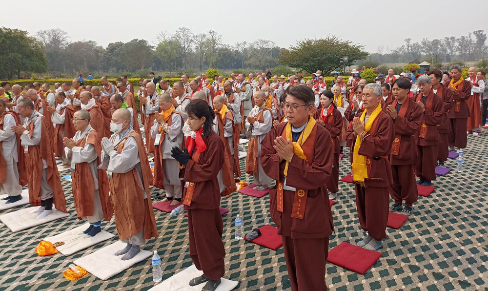 दक्षिण कोरियाबाट पैदलयात्रामा निस्किएका दुई सय बौद्ध तीर्थयात्री लुम्बिनीमा