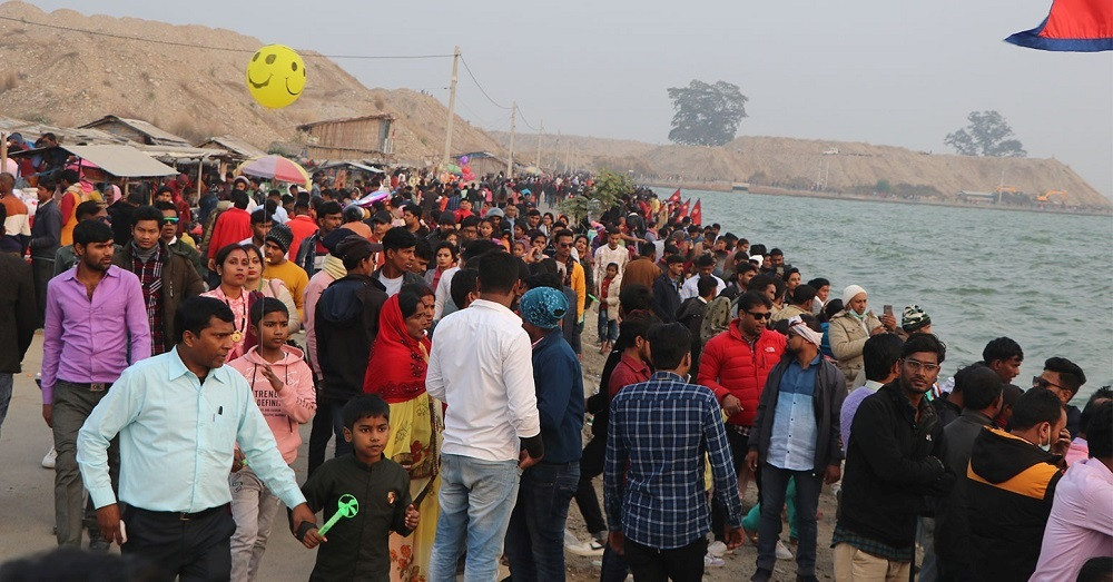 निर्माण पूरा नहुँदै भरत तालमा आन्तरिक पर्यटकको घुइँचो