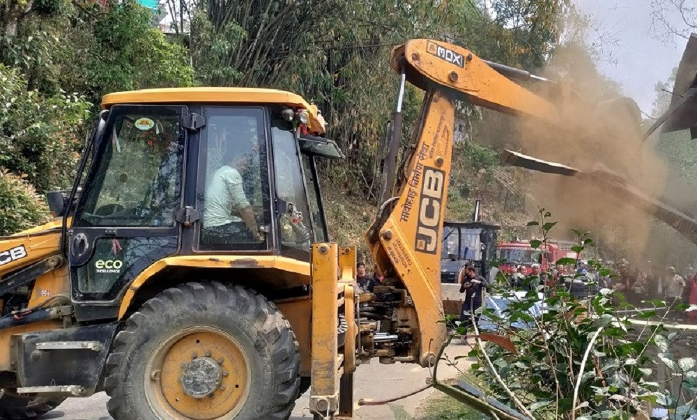 सिस्नेरीमा सार्वजनिक जग्गा मिचेर निर्माण गरिएका घरटहरासहितका संरचना हटाइँदै
