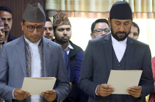 रास्वपाका रवि र स्वर्णिमले लिए सांसदको शपथ