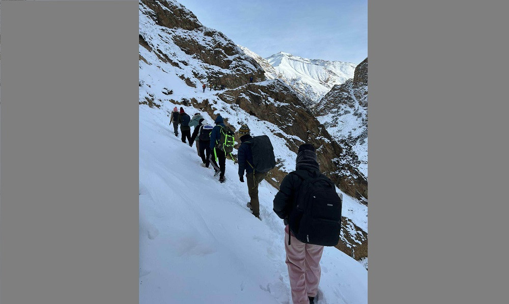 हिउँमा जोखिम मोल्दै विकासे योजनाको अनुगमन र सेवा प्रदान