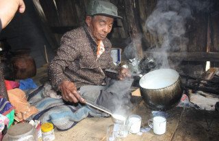 दुर्गमको गोठमै रमाएका नन्दप्रसाद