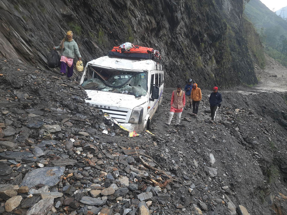 गुइठे भिरमा पहिरोले पुरिएको गाडी