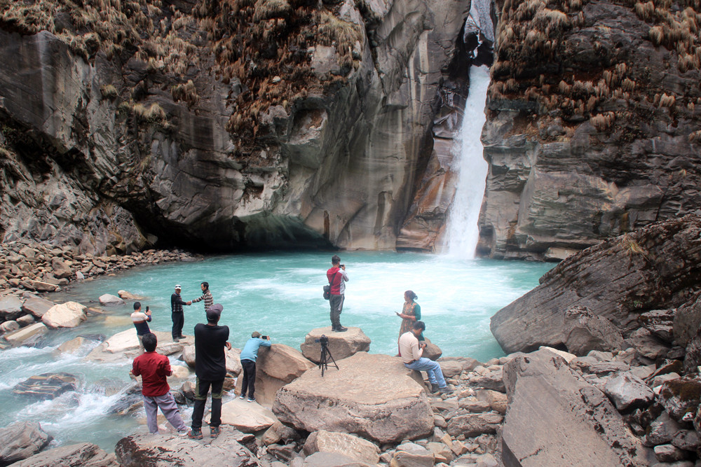 फुतफुते झरनामा आन्तरिक पर्यटक