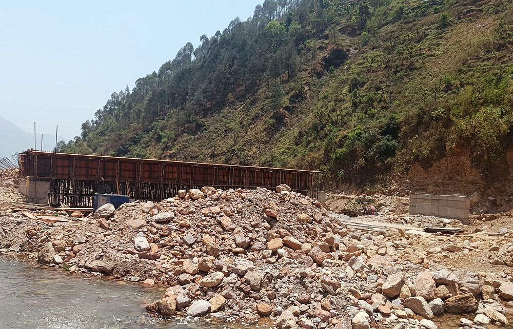 तीन वर्षदेखि अलपत्र भूजीखोला पुलको निर्माण थालियो, समयमै काम सकिने सम्भावना न्यून