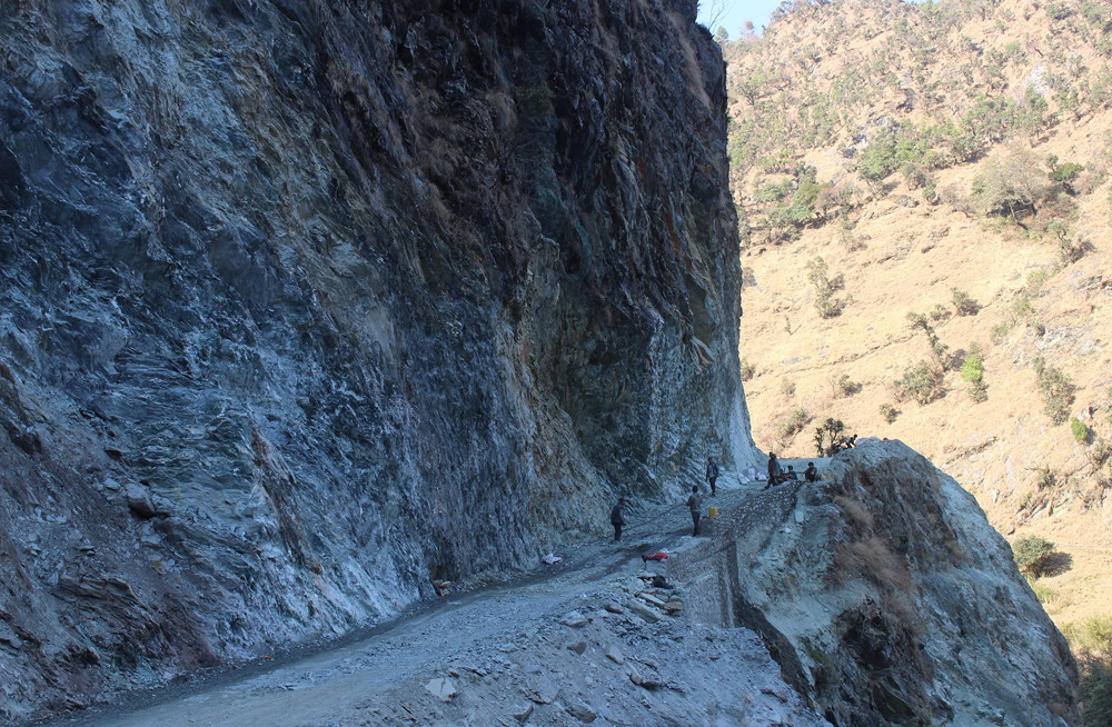 मध्यपहाडी लोकमार्गको वैकल्पिक सडक ओझेलमा, रोकियो बेनी-ढोरपाटन सडक निर्माण