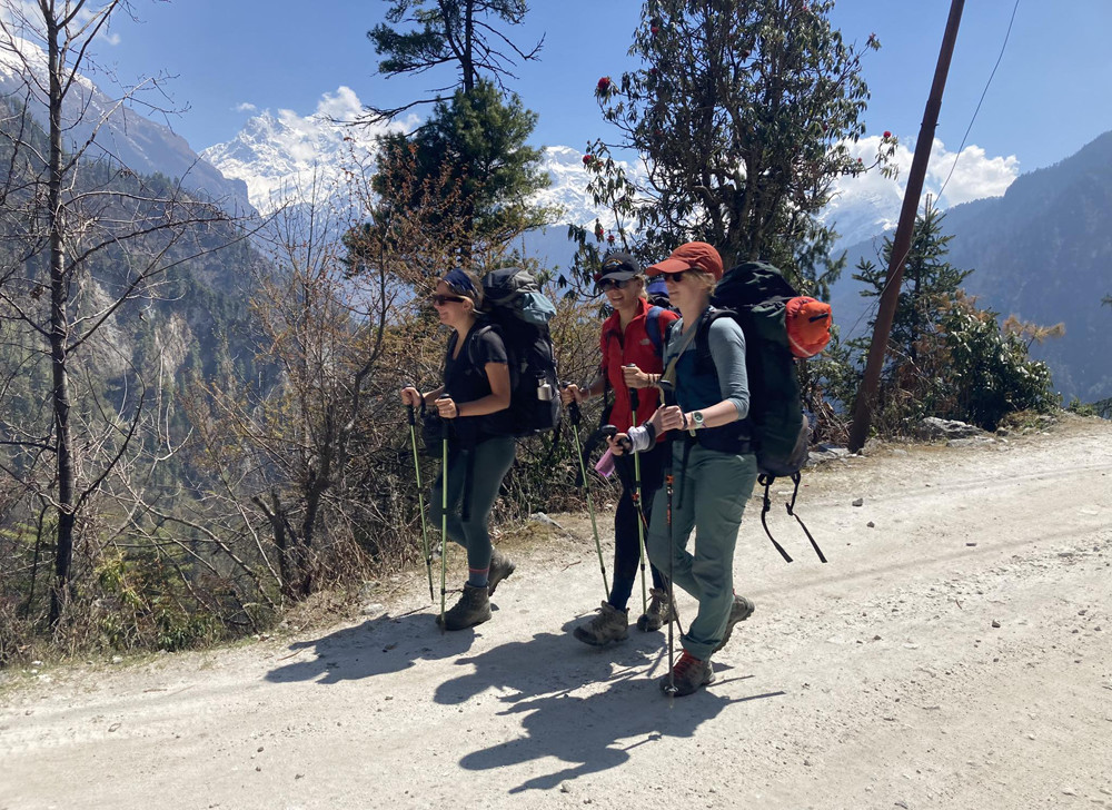 मनाङमा पदमार्ग र सडक एउटै हुँदा पदयात्रीलाई सास्ती