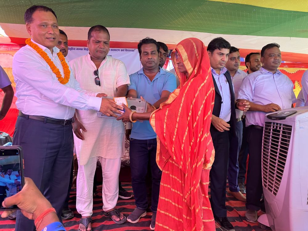 विपन्न वर्गलाई निःशुल्क विद्युत् मिटर वितरण गर्दै कुलमान घिसिङ