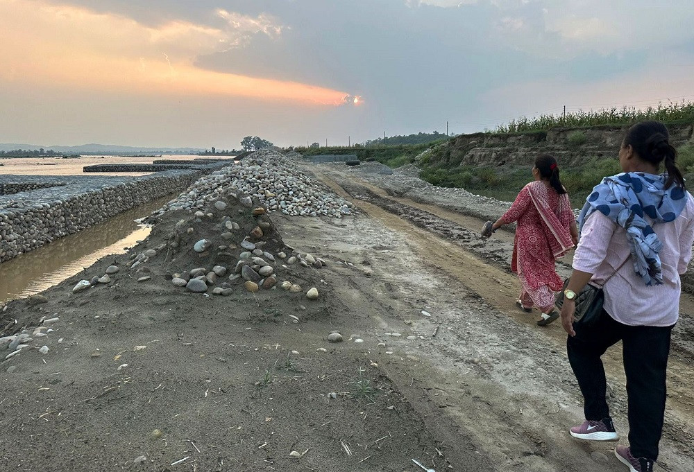बाढीबाट बस्ती जोगाउन तटबन्ध निर्माण गरिँदै