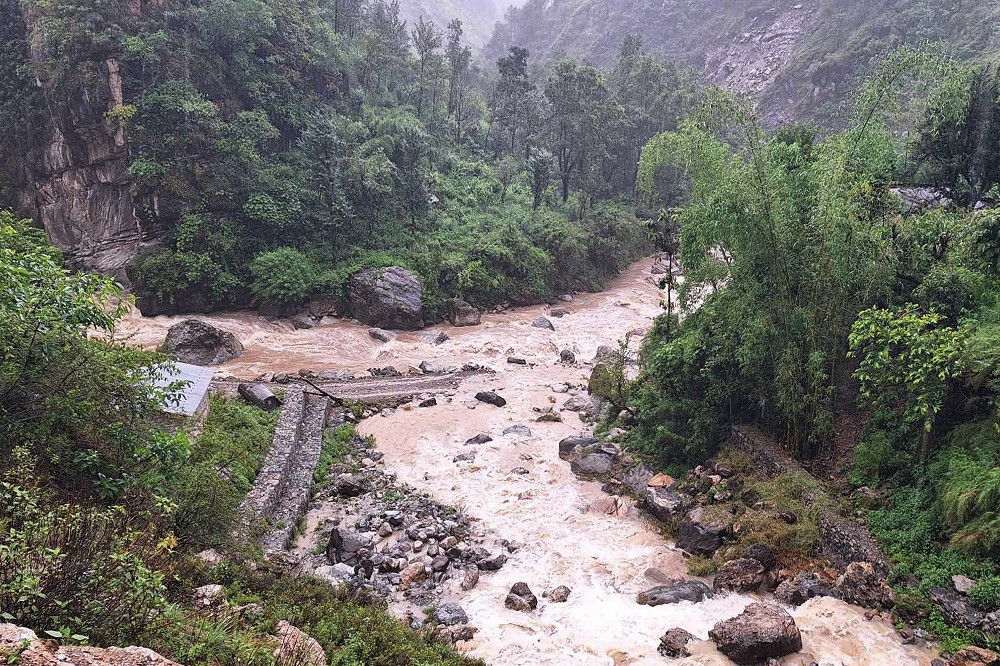 बाढी र पहिरोले बागलुङका ग्रामीण सडक अवरुद्ध