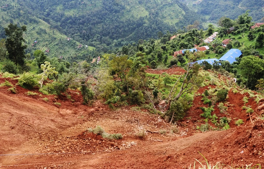 पहिरोको उच्च जोखिममा रामतोला बस्ती, स्थानीय घर छोड्न बाध्य