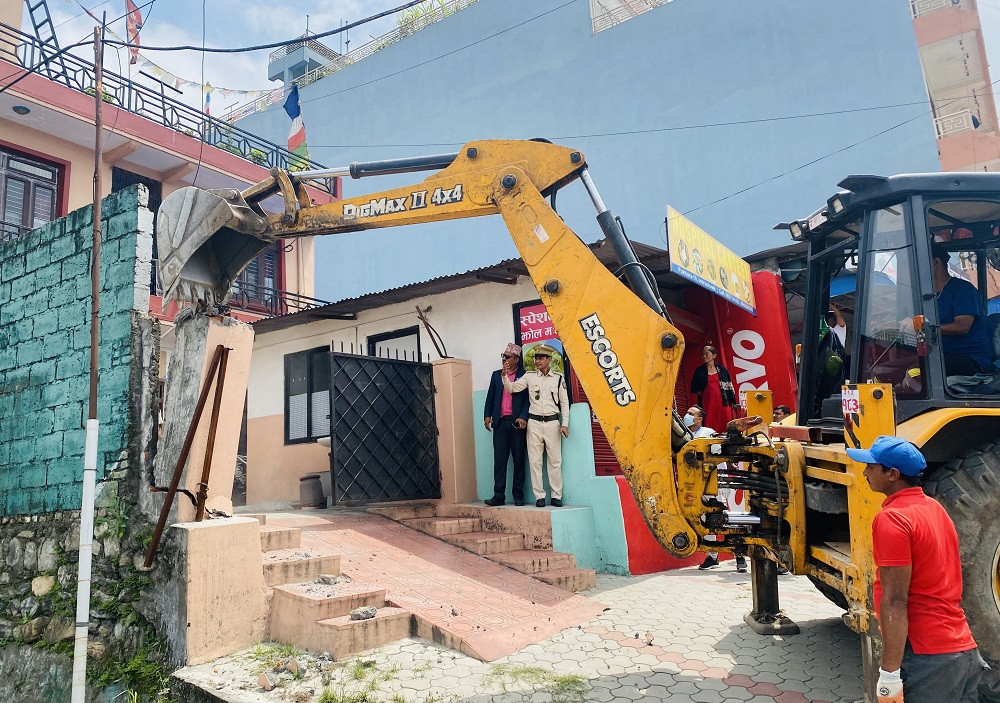 मापदण्डबाहिरका संरचनामा पोखरा महानगरले चलायो डोजर