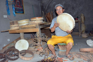 डम्फु बनाएर राम्रो आम्दानी गर्छन् लीलाबहादुर