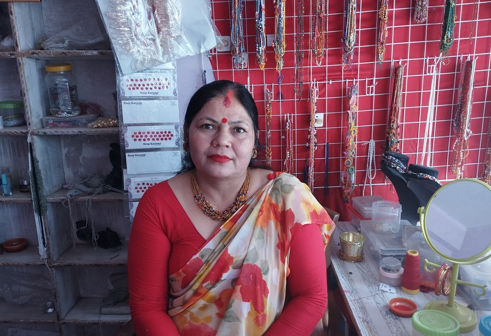 युट्युब र टिकटक हेर्दै सीप सिक्दै महिला
