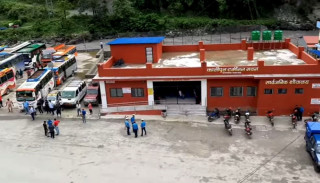 कालिपुल बसपार्क क्षेत्रमा ठेक्काको अवधि सकिएपछि कालोपत्र गर्न थालियो