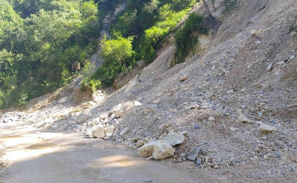 गाईघाट-दिक्तेल सडक स्तरोन्नतिको काम समयमा नगर्ने भारत कन्स्ट्रक्सनसमेतको ठेक्का तोडिँदै