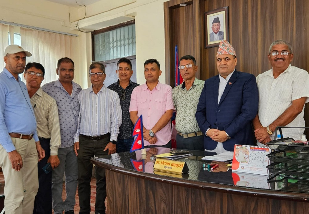 मुख्यमन्त्री र प्रमुख जिल्ला अधिकारीहरूमार्फत सरकारलाई निर्माण व्यवसायीहरूको अल्टिमेटमसहितको ज्ञापन पत्र 