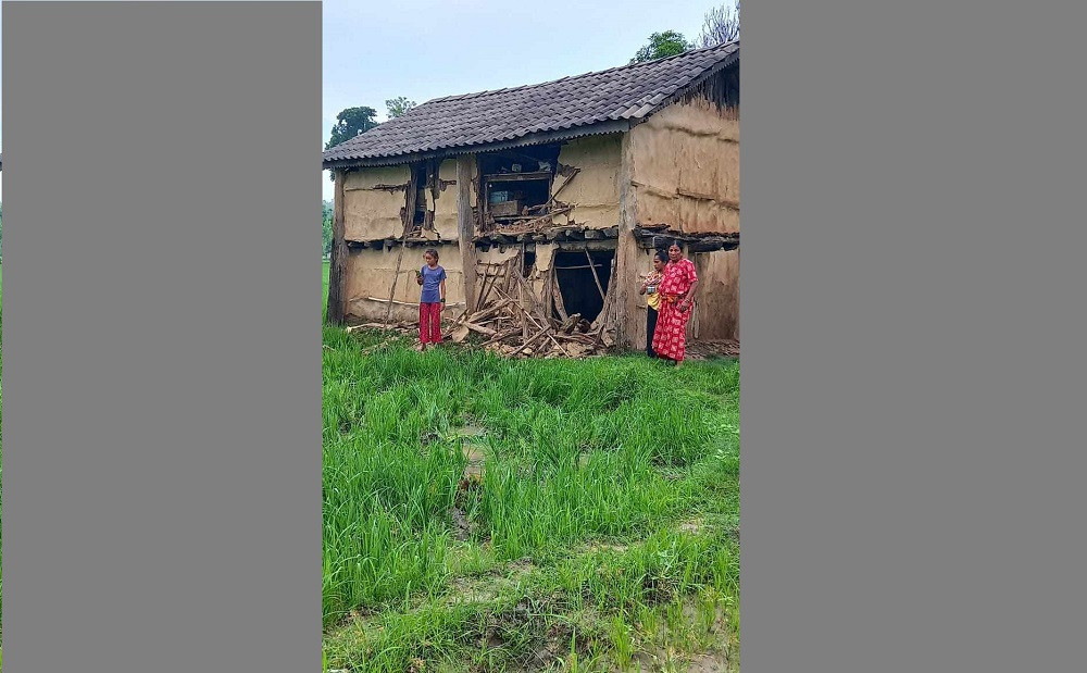 मध्यराति निद्रामा थिए कालीदेवीको परिवार, हात्तीले भत्काउन थाल्यो घर