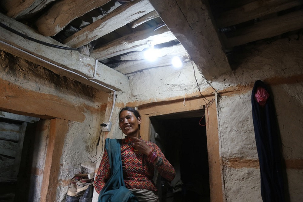 जवलधारा र गहताडी गाउँमा पुग्यो बिजुली