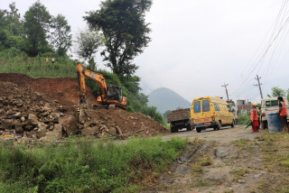 ठाउँ ठाउँको पहिरोले पृथ्वीराजमार्ग अवरुद्ध