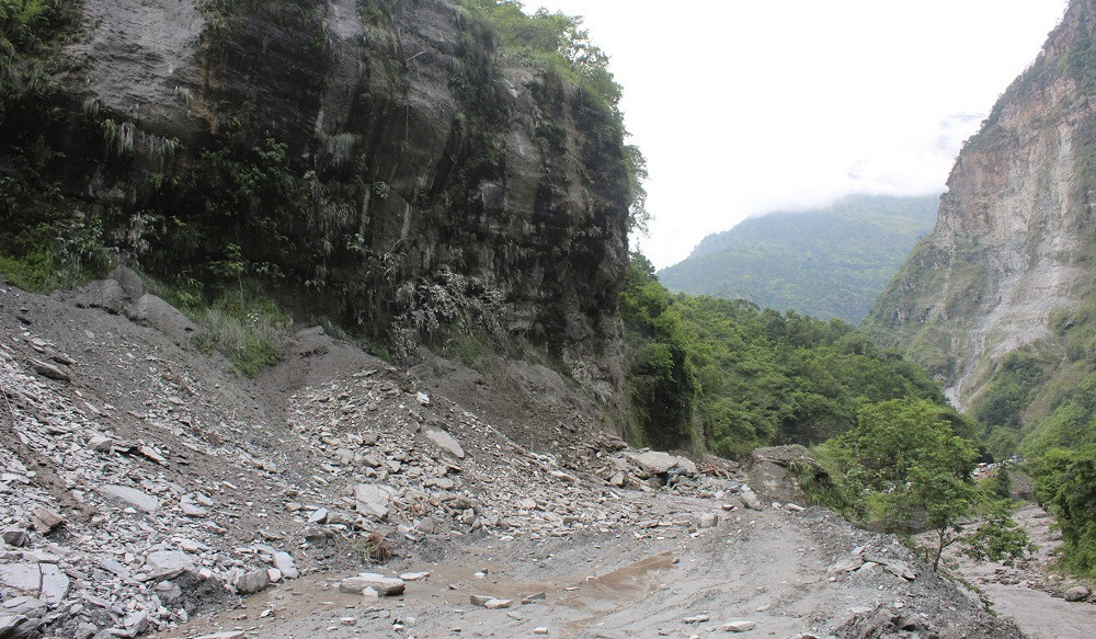 बेनी-जोमसोम सडकको प्रमुख समस्या बैसरीको पहिरो