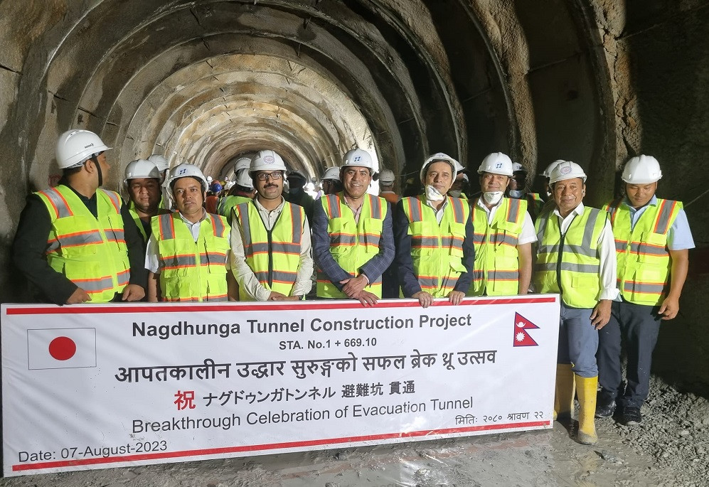 नागढुंगा सुरुङ मार्गको सहायक टनेलमा 'ब्रेक थ्रु', मुख्य टनेल ५ सय ६ मिटर खन्न बाँकी