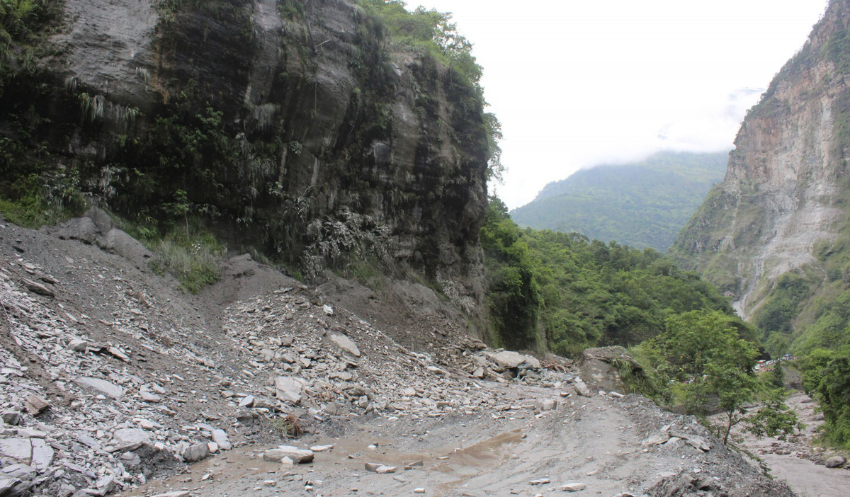 देशभरका ७ सडक अवरुद्ध, ३२ ठाउँमा एकतर्फी 