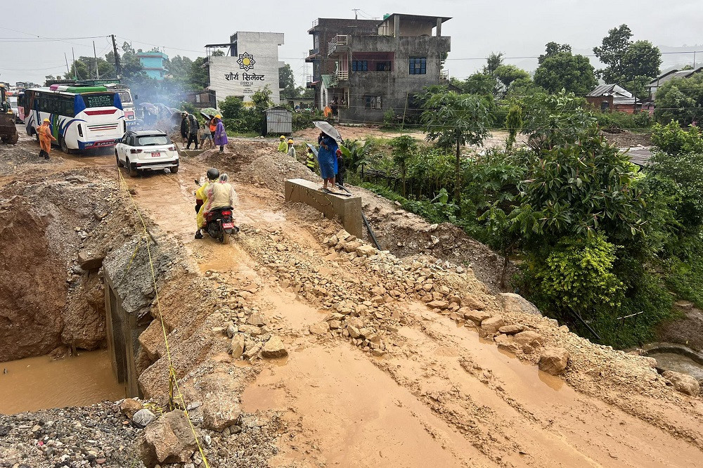 छिर्कनेनजिकै सडक भासिँदा पृथ्वी राजमार्ग अवरुद्ध