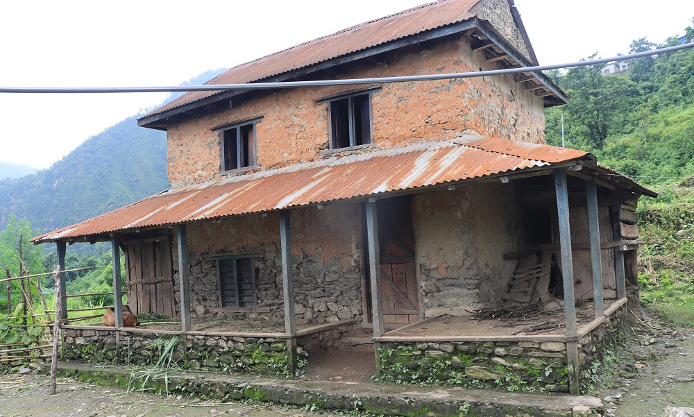 यसवर्ष ६८ परिवारले छाडे गाउँ