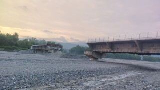 केरुङ्गेखोलामा तीन वर्षदेखि पुल निर्माणको काम अलपत्र, ठेकेदार सम्पर्कविहीन