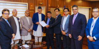 निजी क्षेत्रलाई विश्वासमा लिन अर्थमन्त्रीको निरन्तर प्रयास, गभर्नर देखाउँदै उद्योगी व्यवसायी