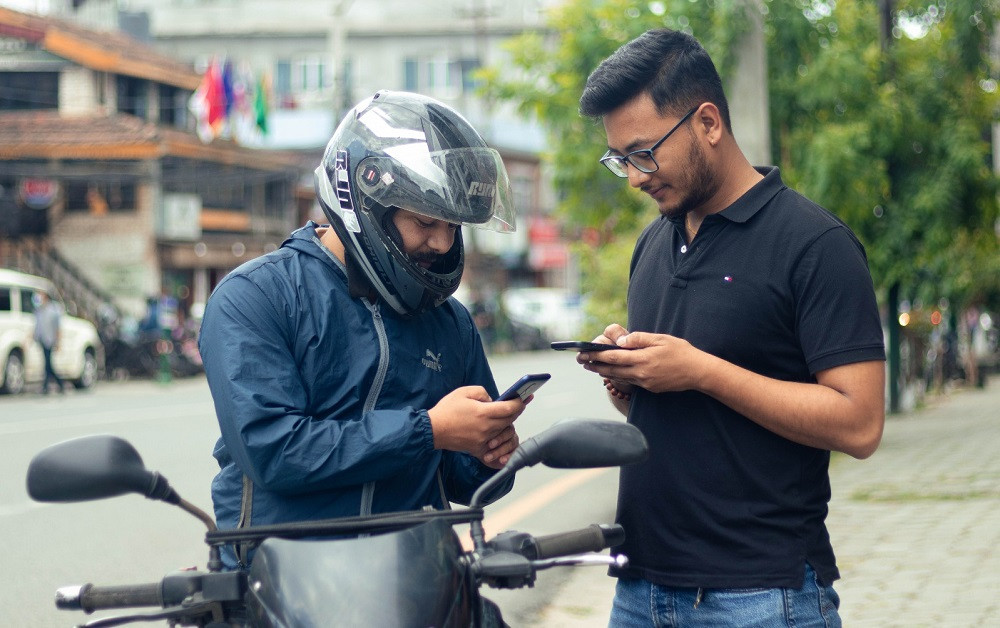 कानूनको पर्खाइमा मोटरसाइकलमा भाडा लिएर यात्रु बोक्ने एपहरु