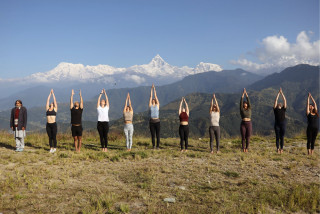 काँहुडाँडामा पर्यटकको योगाभ्यास 