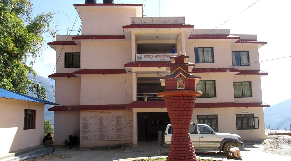 उत्पादन लागत घटाउन बागलुङ नगरपालिकाद्वारा किसानलाई थ्रेसर मेसिन प्रदान